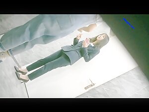 写字楼女厕制服装黑高跟绝美白领 擦穴时两片红嫩的唇肉太撩人了