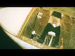 最新女厕厕拍 魔手外购新系列夜总会极品全景厕拍极品二闺蜜嘘嘘刮毛小靓妹这是往逼里塞了个啥插了老半天