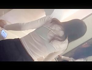 十二月最新流出 写字楼女厕所自动补光偷拍多个白领小姐姐的逼