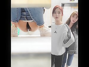 女厕所小手电偷拍 一箭双雕二美女小姐姐 B门大敞水花四溅