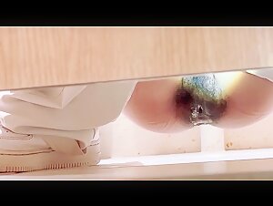 十二月最新魔手外购 写字楼女厕所开着闪光灯高清偷拍白领姐姐尿尿运动鞋美女逼痒不停抠