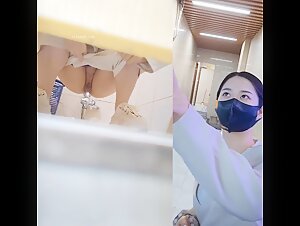 办公楼女厕所内小手电偷拍刚刮过B毛的漂亮小姐姐