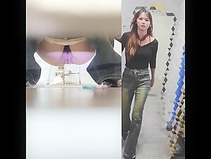 商场里女厕小手电偷拍大长腿牛仔裤美女 干净极品馒头鲍