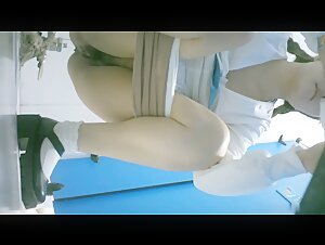 十二月最新流出 魔手外购女厕内偷拍美女如云的艺校 靓妹一边看手机一边不停有节奏的擦逼