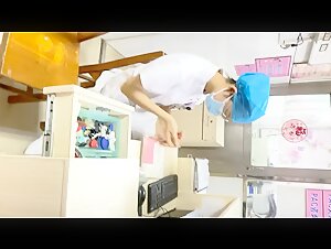 医院女厕所偷拍一身白工装服眼镜医师 鲜红的无毛馒头穴和鸡冠唇馋死人