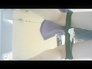 最新魔手外购酒吧女厕后拍1几个颜值美女紫色连衣裙美女逼逼正对镜头