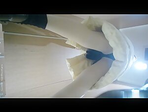 厕拍酒吧女厕 高清后景丝袜控 牛仔短裤大长腿长靴美女尿有点黄