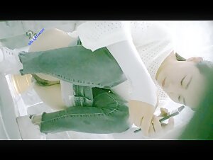 写字楼女厕网眼衫牛仔裤红唇美妞 肥凸的微毛穴也不擦灰内浸湿了