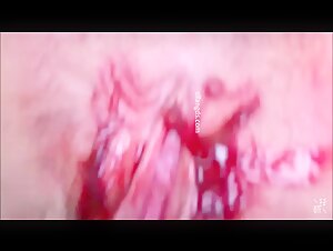 女厕高清抄底偷拍 颜值学妹的嫩逼上面都是姨妈血仔细观察她逼里面的结构妹子还闻闻自己的脏手