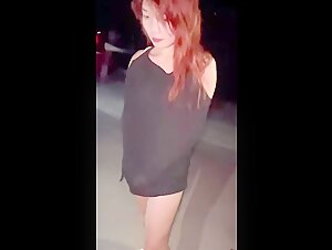长发小美女街头被一群小混混胁迫 强行脱光光拍她的嫩鲍鱼
