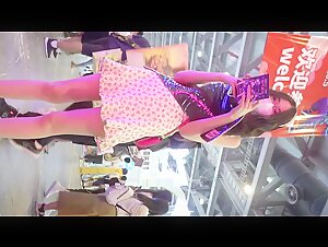 会展现场一路跟踪抄底不穿内裤的美女 多毛大肥B尽情的展示